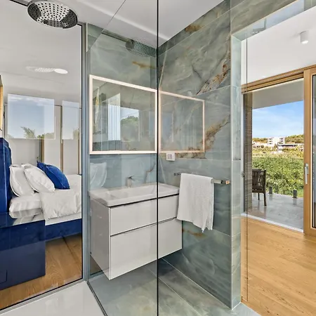 Luxury Con Brio