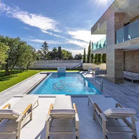 Vila Luxury Con Brio *