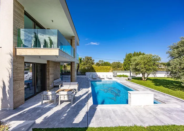 Luxury Con Brio Villa *