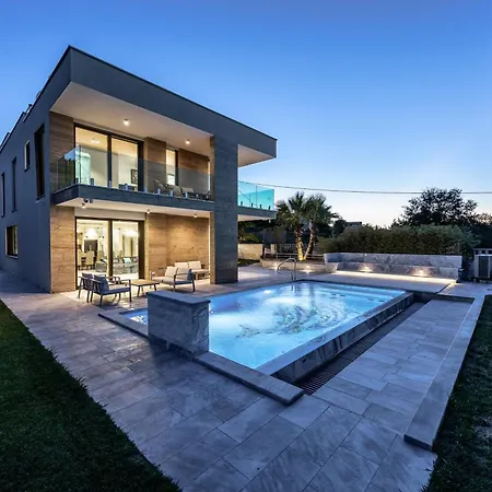 Villa Luxury Con Brio Pomer