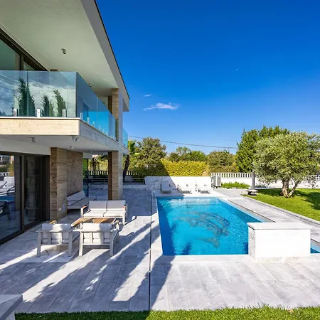 Luxury Con Brio Villa *