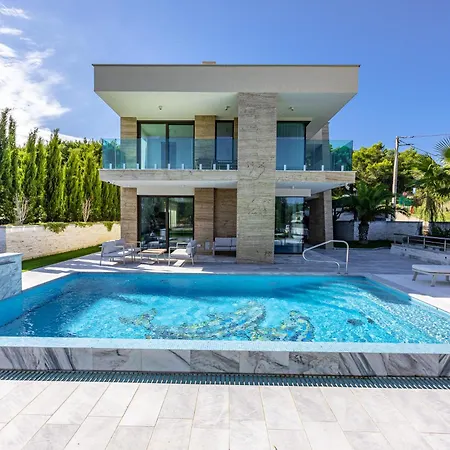 Luxury Con Brio