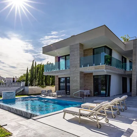 Villa Luxury Con Brio Pomer