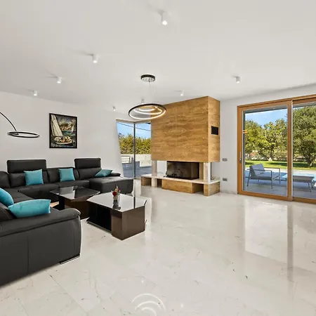 Villa Luxury Con Brio Pomer