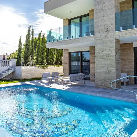 Luxury Con Brio